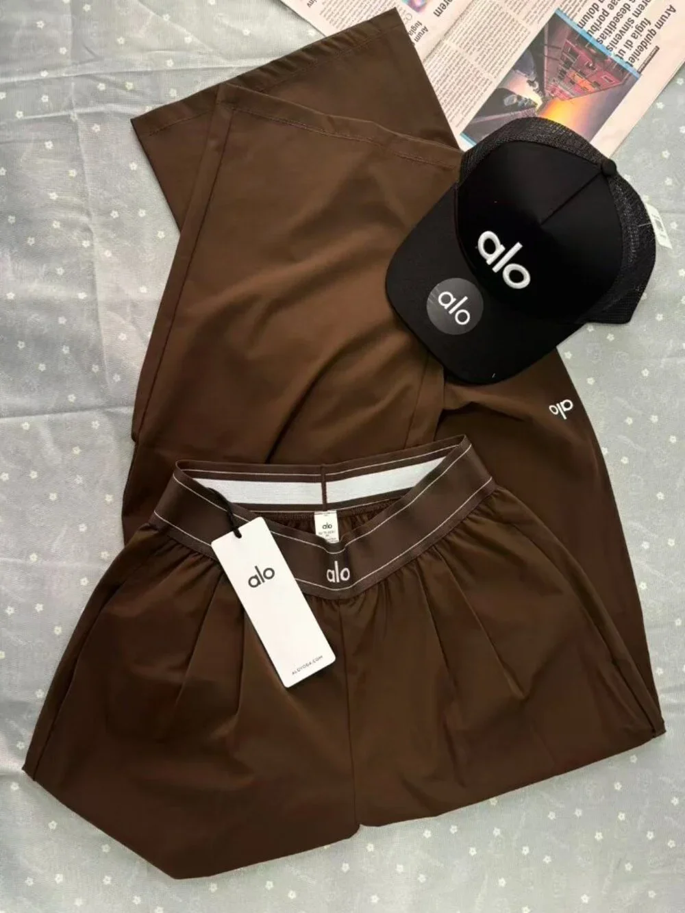 Brand new ALO Yoga versatile yoga pants coffee color 🌿 Regular size 30”